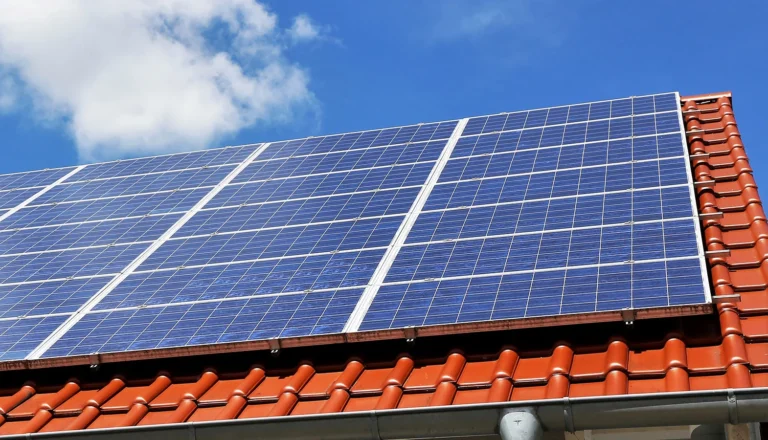 Placas Solares no Telhado: Como Funcionam e Como Escolher a Melhor Opção?